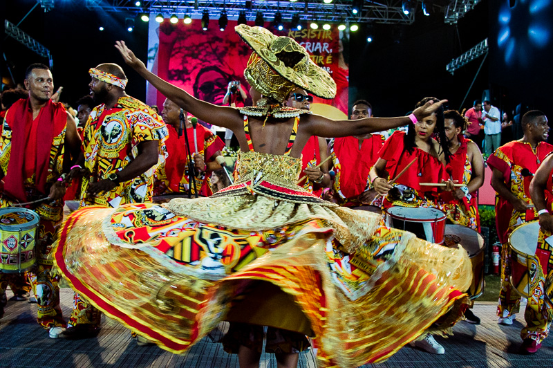 A Assembleia das Democracias, sediada ontem (15) no estádio do Pituaçu, zona norte de Salvador, parte da programação do Fórum Social Mundial, começou de verdade quanto, aos gritos de “olê olê olê olá, Lula, Lula”, o furioso público irrompeu através das cercas de metal que os distanciavam do palco, invadindo a área vip onde a grande maiorias das cadeiras de plástico, cuidadosamente dispostas em fila, quedavam quase que completamente desocupadas.