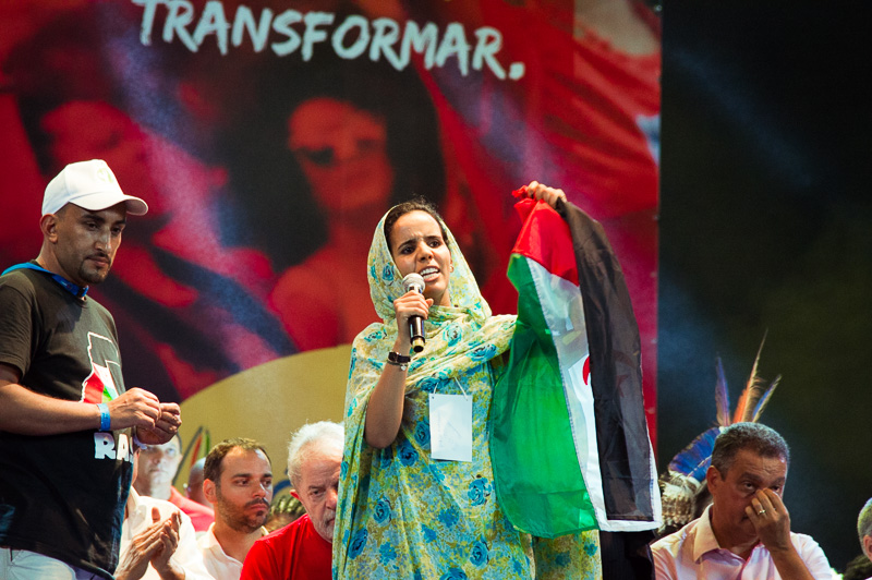 A Assembleia das Democracias, sediada ontem (15) no estádio do Pituaçu, zona norte de Salvador, parte da programação do Fórum Social Mundial, começou de verdade quanto, aos gritos de “olê olê olê olá, Lula, Lula”, o furioso público irrompeu através das cercas de metal que os distanciavam do palco, invadindo a área vip onde a grande maiorias das cadeiras de plástico, cuidadosamente dispostas em fila, quedavam quase que completamente desocupadas.