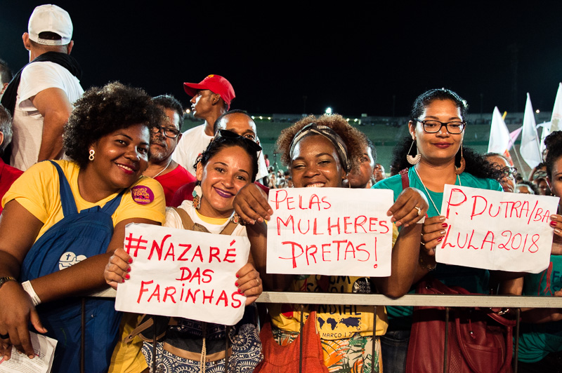 A Assembleia das Democracias, sediada ontem (15) no estádio do Pituaçu, zona norte de Salvador, parte da programação do Fórum Social Mundial, começou de verdade quanto, aos gritos de “olê olê olê olá, Lula, Lula”, o furioso público irrompeu através das cercas de metal que os distanciavam do palco, invadindo a área vip onde a grande maiorias das cadeiras de plástico, cuidadosamente dispostas em fila, quedavam quase que completamente desocupadas.