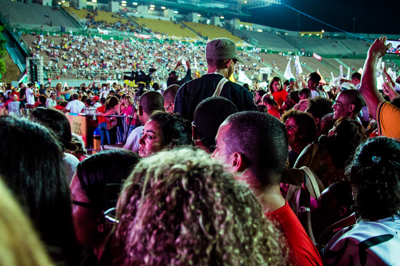 A Assembleia das Democracias, sediada ontem (15) no estádio do Pituaçu, zona norte de Salvador, parte da programação do Fórum Social Mundial, começou de verdade quanto, aos gritos de “olê olê olê olá, Lula, Lula”, o furioso público irrompeu através das cercas de metal que os distanciavam do palco, invadindo a área vip onde a grande maiorias das cadeiras de plástico, cuidadosamente dispostas em fila, quedavam quase que completamente desocupadas.