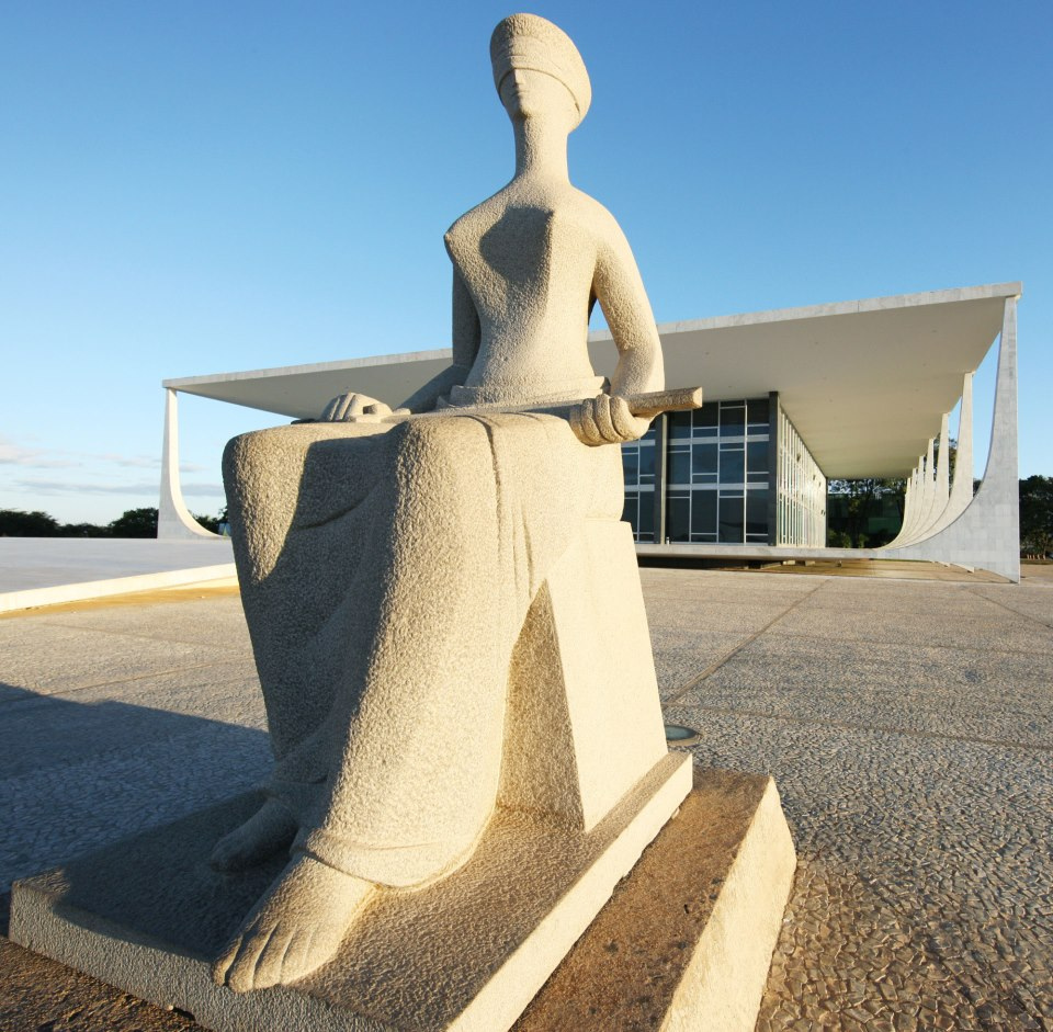 Estátua da Justiça em frente ao STF