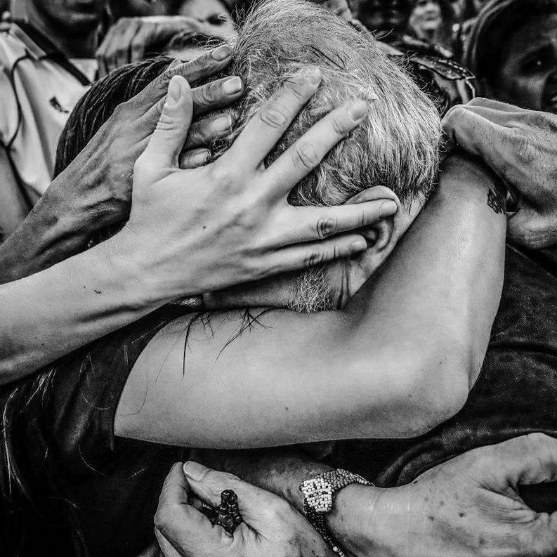 O Partido da Lava Jato, portanto, movimentou suas peças. Os bispos, as torres e os cavalos. Lula foi enquadrado na posição de xeque. Assim encontrava-se o tabuleiro por volta das 16h dessa sexta-feira. Um movimento simples com peões iniciou a reviravolta, assim que o povo se dirigiu em peso aos entornos da localização do presidente.