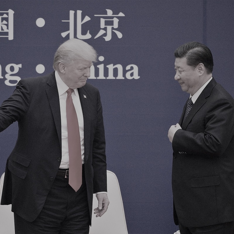 Presidente norte-americano Donald Trump faz gesto ao Presidente chinês Xi Jinping durante um evento de líderes empreendedores em Pequim, na China, em 09 de novembro de 2017. Trump pediu para que a China trabalhasse para resolver a crise dos mísseis norte-coreana.