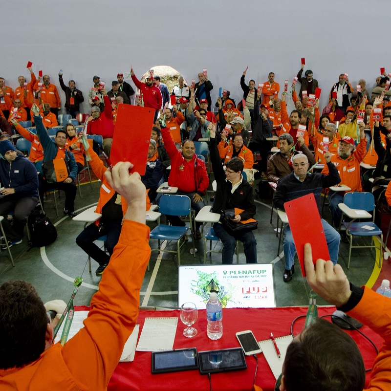Em emio a greve dos caminhoneiros, a FUP (Federação Única dos Petroleiros) decidiu entrar em greve a partir da 0h de quarta-feira (30). Os trabalhadores vão parar por 72 horas.