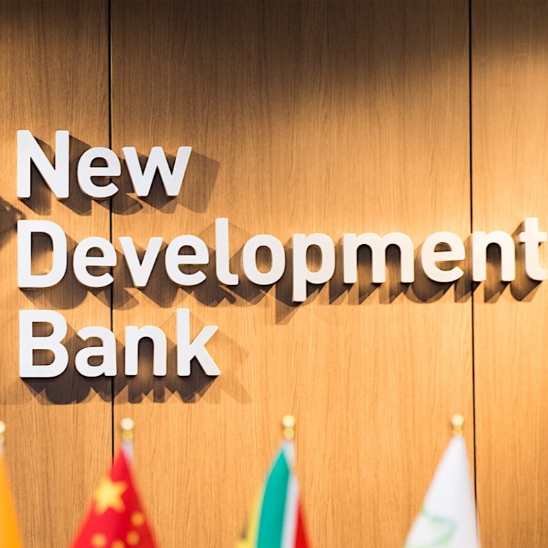 Nesta terça-feira, o Novo Banco de Desenvolvimento (NBD) do BRICS (Brasil, Rússia, Índia, China e África do Sul) comunicou que abrirá um escritório regional para as Américas no Brasil. A decisão foi informada ontem ao Ministro das Relações Exteriores do Brasil, Aloysio Nunes Ferreira, e faz parte de um processo de institucionalização do bloco de países do Brics já em andamento desde 2012.