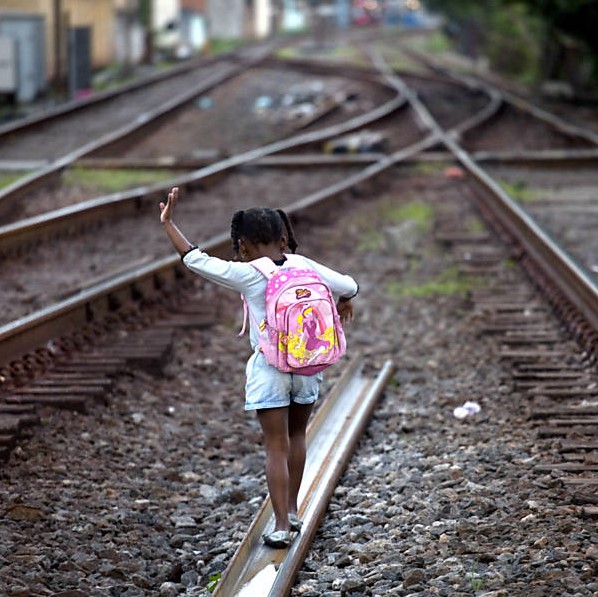 Em Barra Mansa, menina caminhando pela linha de trem que liga São Paulo e Rio de Janeiro e se junta a ferrovia do aço que vem de Minas Gerais