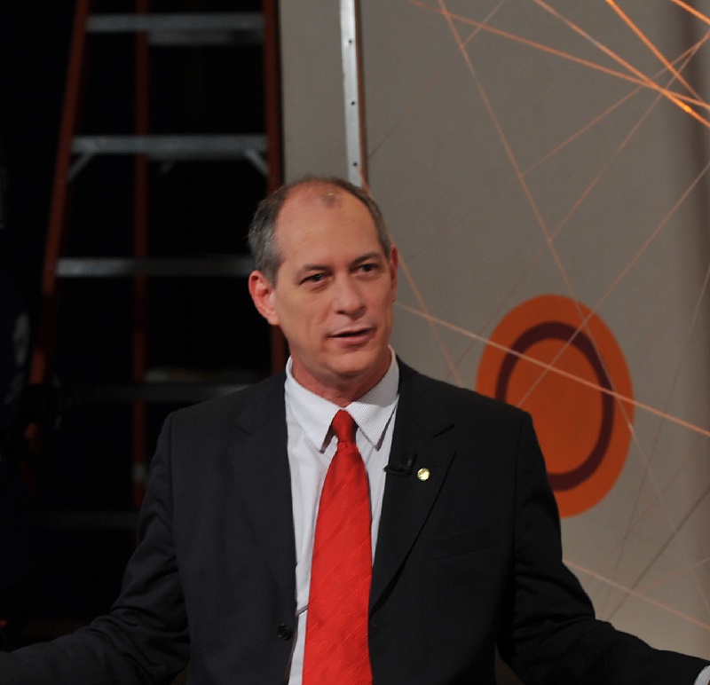 ciro gomes sentado falando em palestra
