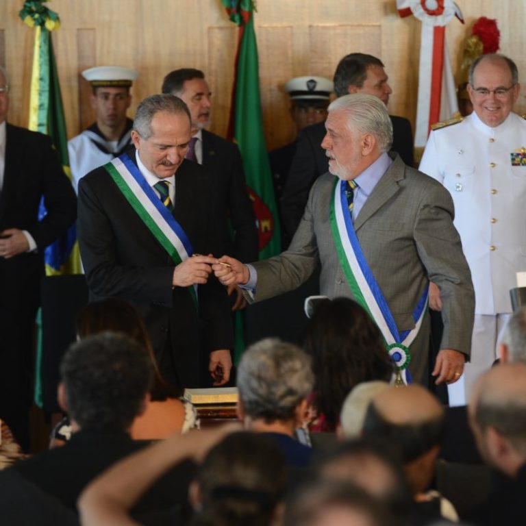 Jaques Wagner transmite o cargo a Aldo Rebelo