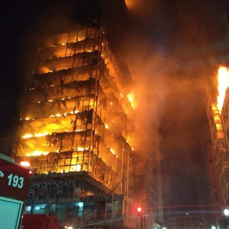 Incêndio de grandes proporções atinge prédio no Largo do Paissandu, no centro de São Paulo (Crédito: Corpo de Bombeiros de São Paulo)