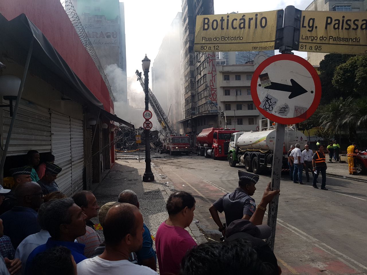 Prédio de ocupação desaba após incêndio no centro de São Paulo