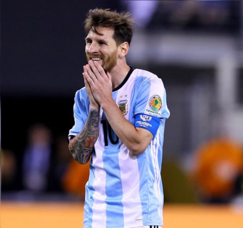 Messi com a mão no rosto lamentando uma derrota