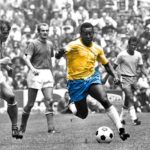 pele conduz a bola pelo campo