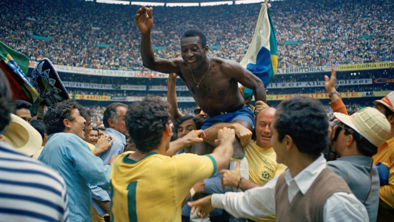 Pelé sendo carregado pelo povo