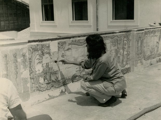 img Lina Bo Bardi no canteiro do restauro do Solar do Unhão, 1962