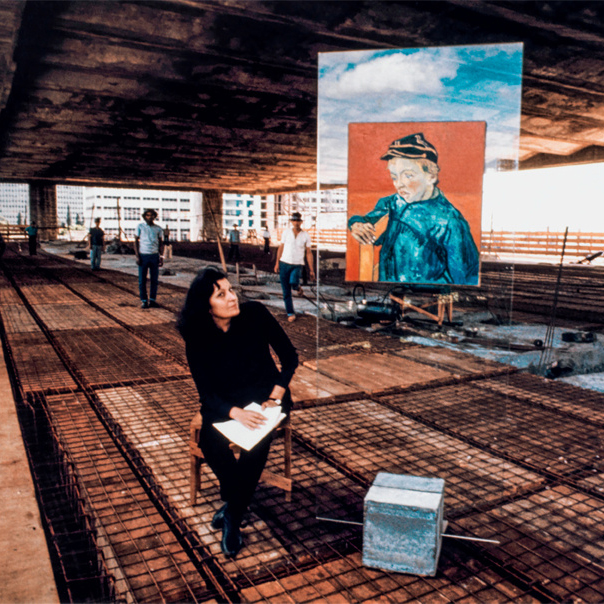 img Lina Bo Bardi posa ao lado de cavalete com obra de Vincent van Gogh durante a construção do MASP - Lew Parrella