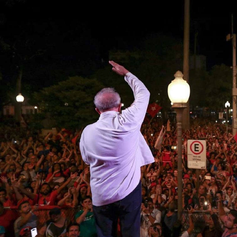 lula discursa para milhares de pessoas