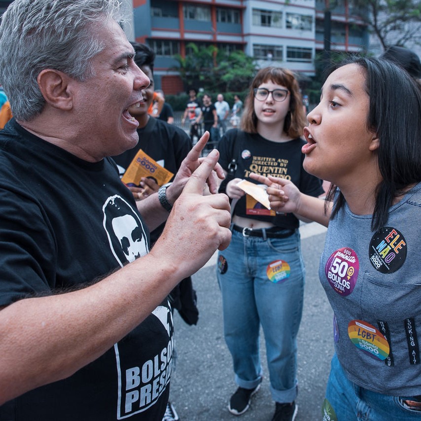 Militante pró-Bolsonaro discute com apoiadora do Psol | Foto: Daniel Arroyo/Ponte Jornalismo. A estratégia da polarização: da indução calculada ao isolamento político