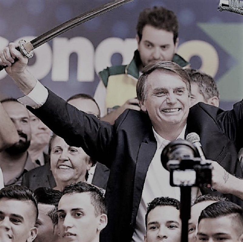 Por ora, teremos que aguardar o day after. Só sei que o país vive novamente na iminência de andar para trás, seja Bolsonaro conjugando forças mesmo que indiretamente com o Poder Judiciário e os meios de comunicação hegemônicos, seja Bolsonaro tolhido de praticar seu programa político por ambos. Na verdade, não sei o que é mais apreensivo, dado o teor reativo do candidato. E, ao contrário de que muitos pensam, este programa político existe, e põe em risco o futuro democrático do Brasil.