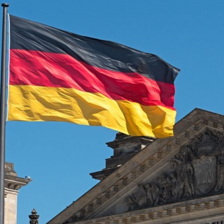 Em outras palavras, o Estado alemão vai atuar para impedir a alienação de empresas estratégicas que se encontram na mira do capital estrangeiro. Na mira do governo estão companhias como Thyssenkrupp, Siemens, e empresas automobilísticas alemãs.