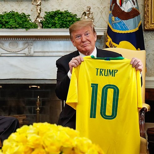 Muitos se deliciarão com a notícias de que "agora o Brasil faz parte do clube dos ricos". Os países periféricos perderão, com isso, um líder natural. Unidos com os nossos iguais, teríamos mais força para contestar as estruturas globais de poder que barram a defesa da nossa soberania e fomentam a entrega dos nossos recursos.