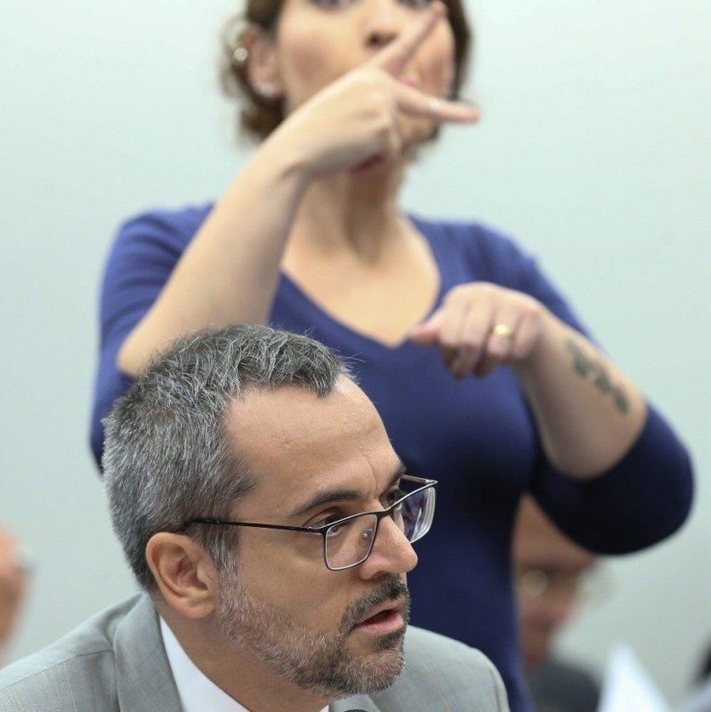 Estamos falando de bilhões e bilhões. Cobrar mensalidade de aluno rico, hoje minoria nas universidades públicas, para chegar em bilhão, será bem difícil. De um ponto de vista estritamente matemático, cobrar mensalidade é uma medida burra. Esses liberais não sabem fazer conta? É claro que sabem. É só desonestidade e interesse de classe envolvido.