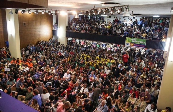 Ato na ABI tem multidão em defesa de Glenn, da imprensa e da democracia 2 (2)