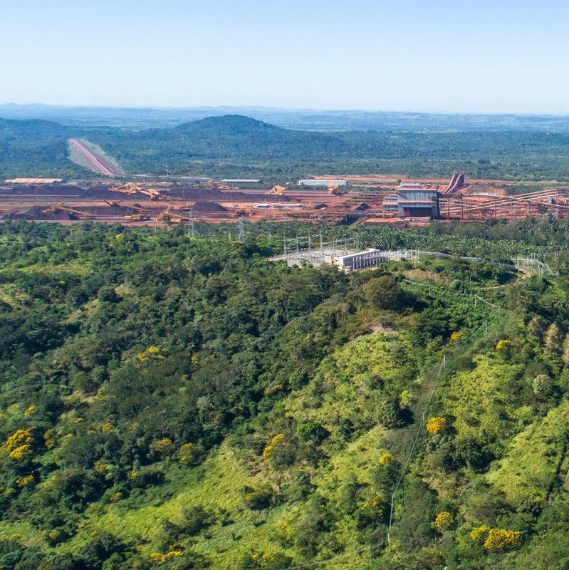Imagem de canteiro de obras de planta industrial sustentável