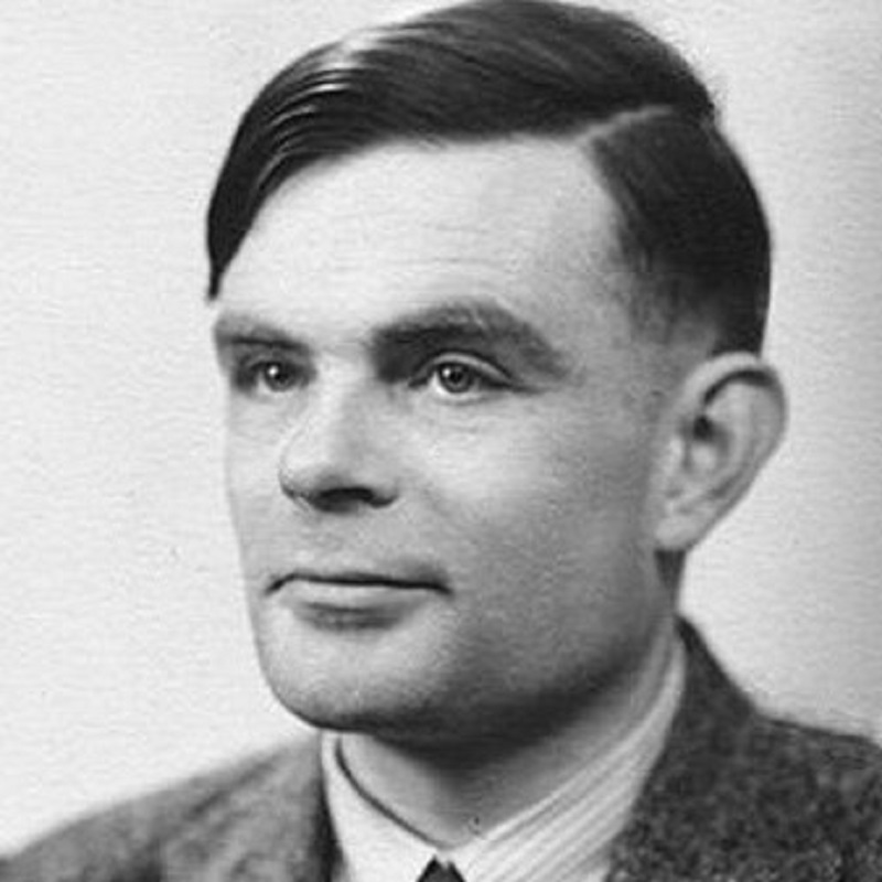 Turing foi um dos personagens centrais do século XX. Matemático de formação, decifrou os indecifráveis códigos alemães durante a Batalha do Atlântico, salvando a Inglaterra. Para isso, construiu a primeira “máquina universal”, ou “máquina de Turing”, hoje conhecida como computador. Eu não sabia que, além disso, o jovem Turing havia dado contribuições muito importantes em lógica matemática, trabalhando com Kurt Gödel em Princeton.