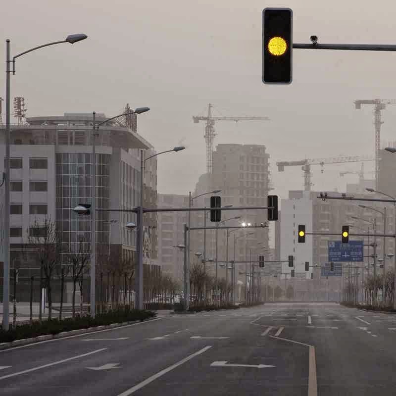 Imagem de ruas vazias em uma cidade fantasma