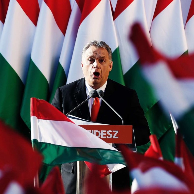 O primeiro-ministro húngaro Viktor Orbán, considerado de extrema-direita, estatizou bancos estrangeiros e os fundos de previdência, tornou o Banco Central húngaro relativamente independente do europeu, baixou os preços das utilidades públicas, criou um programa de financiamento imobiliário para casais adquirirem sua própria casa, dando mais vantagens para aqueles que tiverem ou pretenderem ter mais filhos, e também criou um fundo de reconstrução de cidades no Iraque e na Nigéria para evitar que as pessoas desses lugares emigrem.