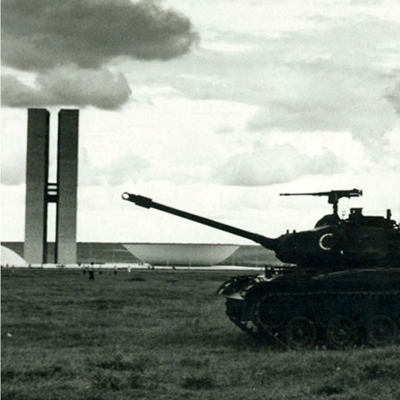 Foto de um tanque de guerra em frente ao Congresso Nacional