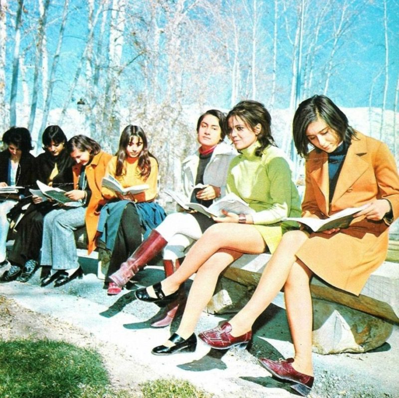 Vou emprestar da Ana Suy, sua frase “o amor não cabe no eu te amo” pra dizer que o feminino não cabe no feminismo.Historicamente, o movimento feminista teve três momentos: um primeiro, protagonizado por mulheres-mães