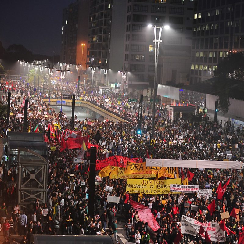 A esquerda faz uma leitura equivocada dos mega-protestos de junho de 2013, vinculando-os a uma escalada da direita liberal brasileira, associada com espionagem da NSA, com a derribada da popularidade de Dilma