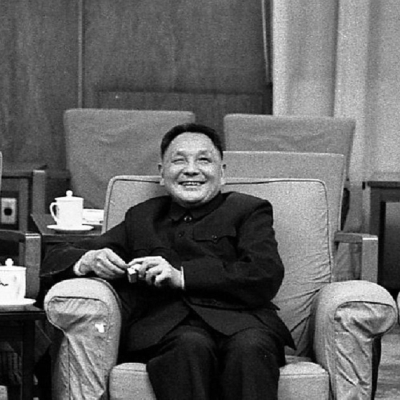 Ainda não tenho posição formada sobre Deng Xiaoping. Estou estudando o papel dele como líder. Mas uma coisa me chama atenção: tenho sobre minha mesa de trabalho uma série de excertos que tirei de vários livros, reportagens e documentos oficiais que consideravam o processo de Reforma e Abertura uma rendição da China aos Estados Unidos. Aliás, ao que parece, toda classe reinante (a burocracia diretamente ligada a gestão do poder representando a burguesia) dos EUA considerava que o processo iniciado com a liderança de Deng levaria a China a tornar-se uma colônia do Grande Império.