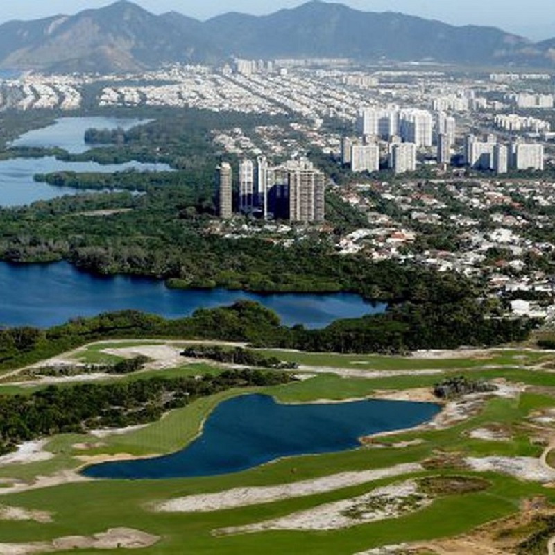 O Rio de Janeiro vai continuar sua queda vertiginosa enquanto não "desorganizar" a Barra da Tijuca. Tem que colocar uns viadutos pra enfeiar o bairro, no mínimo. Levar o trem até lá. Derrubar os restaurantes e substituir por boteco. Derrubar uns prédios de classe média pra construir pensão com "PF [prato feito]", bagunçar o trânsito e o desenho do bairro pra meter umas pracinhas com campinhos de futebol. Tem de colocar kombis vendendo pamonha e carrinhos de churros por todas as esquinas. Tem de construir casas populares que já venham com aqueles buracos nos muros, pros moradores venderem bala, cerol e pipa pras crianças.