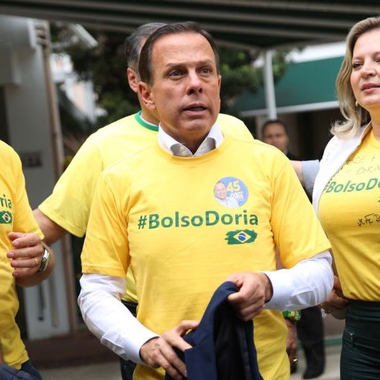 Trata-se da polarização entre “mais” estado e “menos” estado: destruição e desmonte do estado para os desfavorecidos – pondo os mecanismos estatais a serviço dos mais poderosos
