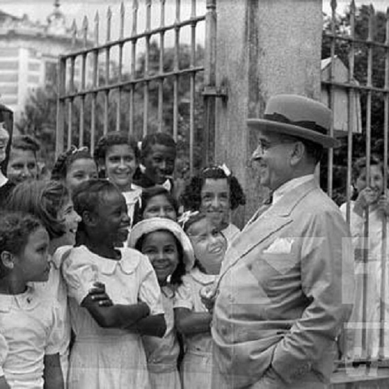 Pra ocupar o espaço de Lula [e também de Bozó, que seduziu grande parte das classes populares], um candidato tem de aceitar ser o Imperador do povão, o César de nossa plebe, o Brizola de nosso tempo. Deixem os aplausos da USP e dos centros acadêmicos pro Haddad.