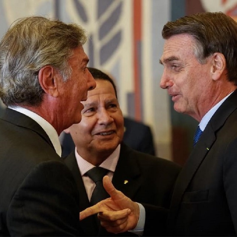Em 1992, o bafo das ruas derrubou a coalizão de areia de Collor. A coalizão de Bolsonaro é feita do mesmo material, mas ainda (ainda!) não há rua nem bafo. Há apenas um cinturão de 30% de brasileiros entrincheirados, de tocaia, muito bem orientados. Enquanto isso, é cedo para os parlamentares tomarem decisões políticas mais pragmáticas- como, por exemplo, cavar um buraco, esticar a perna, desequilibrar um presidente que transfere impopularidade e atirá-lo na vala- para terem aumentadas suas chances de reeleição.