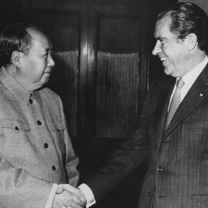 Muitos e permanentes são os esforços para distanciar e desvincular o processo revolucionário popular chinês ocorrido em 1949 do processo de desenvolvimento chinês contemporâneo. Uma das mais características tentativas desse fenômeno é desconsiderar a Era Maoísta na construção do caminho à Reorientação da Estratégia de Desenvolvimento, de 1978.