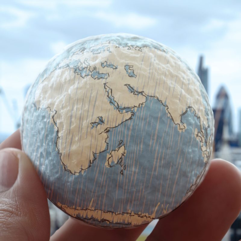 Um aspecto importante da teoria da dependência é que ela rejeita a ideia de que a globalização é inevitável e amplamente benéfica. Seja definido em termos sociais, culturais, econômicos, financeiros ou espaciais,