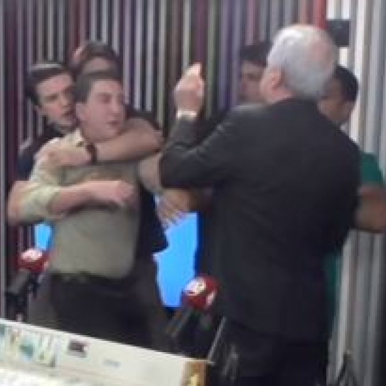Augusto Nunes agride fisicamente Glenn Greenwald