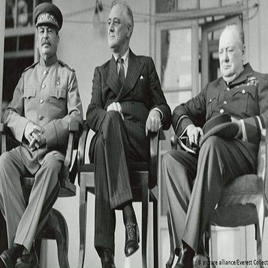 Roosevelt, Stalin e Churchill. Frente ampla para derrotar o arbítrio. É pouco