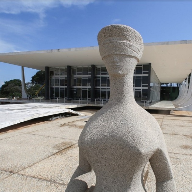 O ministro do Supremo Tribunal Federal, Dias Toffoli, decidiu adiar por 180 dias, a implementação do juiz de garantias, pressionado pelo lobby político da associação dos magistrados brasileiros (AMB) e dos juízes federais do Brasil (AJUFE) que entraram, até mesmo, com uma ação declaratória de inconstitucionalidade para impedir a implantação do juiz de garantias. As entidades de classe alegam que o juiz de garantias “não se mostra materialmente possível de ser instituída de forma imediata, seja pela União, seja pelos Estados da federação” e que “não há como dar execução à lei sem provocar aumento de despesas”.