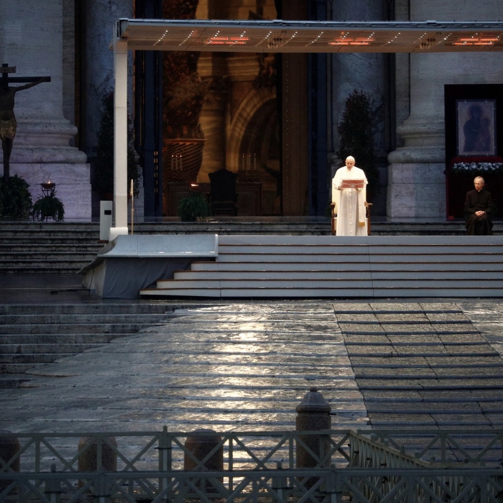 Papa Francisco celebra missa sozinho na Praça São Pedro