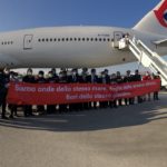 Médicos chineses desembarcando na Itália