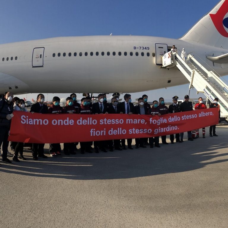 Médicos chineses desembarcando na Itália