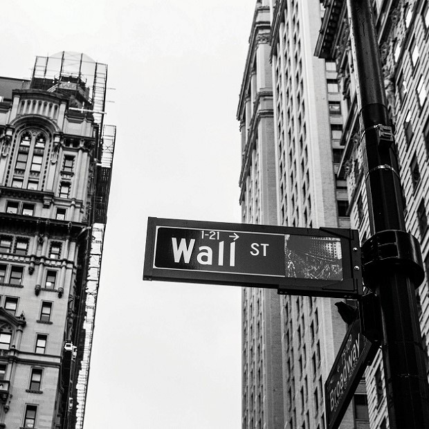 Como Friedman fez, o mercado também faz: ironiza a importância da participação do Estado sobre o ambiente econômico.