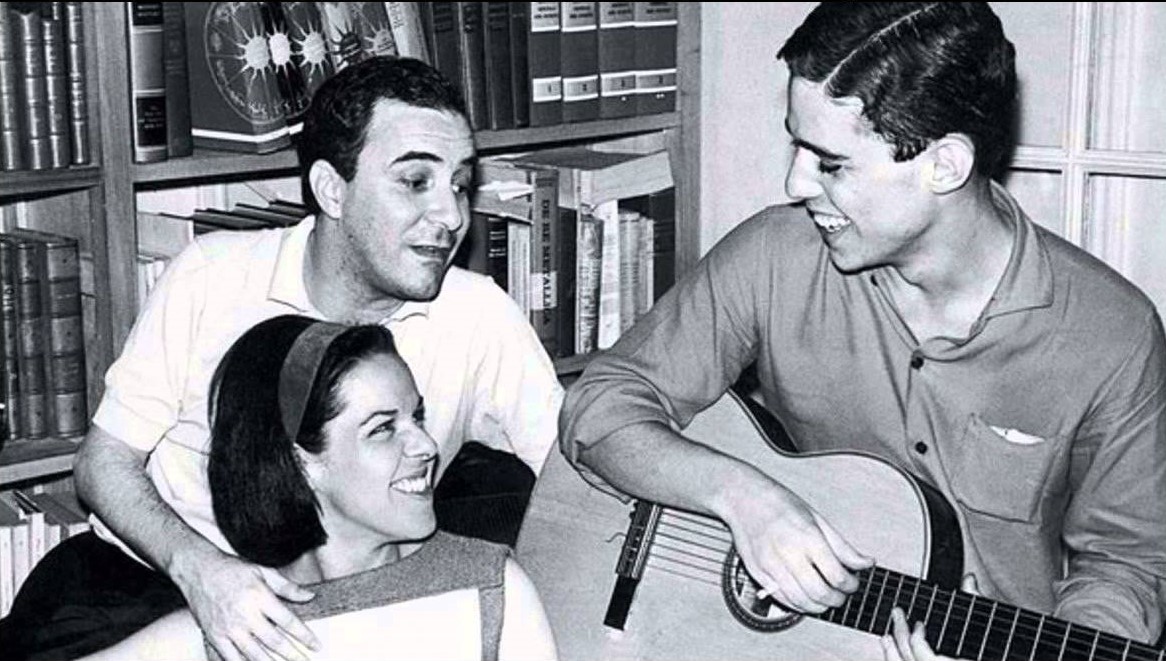 Não à toa, “Paratodos” fecha o show. Aquela em que o poeta ostenta, orgulhoso, o inconteste Pixinguinha, o maestro soberano Antonio Brasileiro, João Gilberto e, após louvar todos os outros grandes nomes da nossa música, arremata: “Vou na estrada há muitos anos, sou um artista brasileiro”. Adeus, mediocridade.