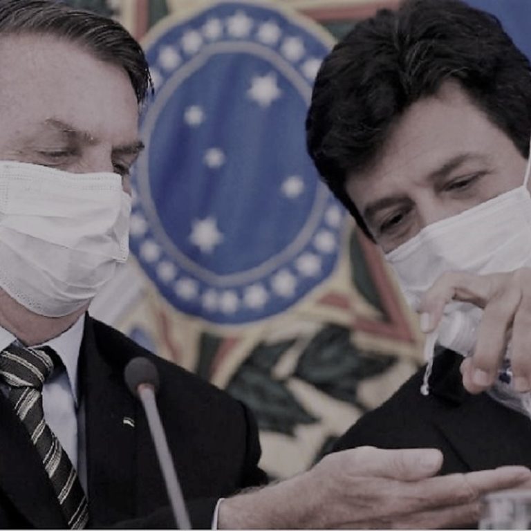 A falsa polarização levada ao extremo nas redes sociais e na grande mídia entre a estratégia de isolamento social e a aplicação da cloroquina como panacéia milagrosa para enfrentar a pandemia não resiste a uma análise minimamente séria. Ora, o Presidente e seu ministro, que vinham trabalhando em perfeita sintonia pela desidratação do SUS, extinguindo milhares de cargos do Ministério da Saúde no setor de combate a endemias, transferindo bilhões do orçamento da saúde para o Ministério da Defesa construir navios de guerra, assim que o coronavírus faz suas primeiras vítimas no país, apresentam à nação uma divergência insuperável, que, aos olhos de um observador mais arguto, não passa de uma farsa.