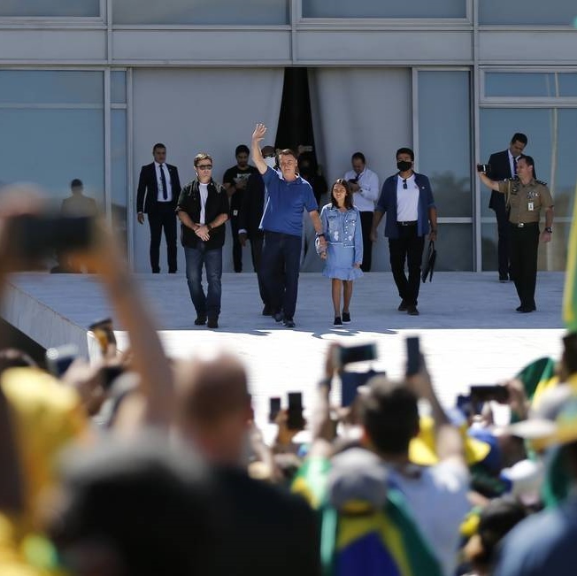 Na rampa do Palácio do Planalto, o presidente Jair Bolsonaro, acompanhado da filha Laura, acena para manifestantes que participam de manifestação antidemocrática em Brasília Foto de Jorge William/Agência O Globo Foto: Jorge William / Agência O Globo